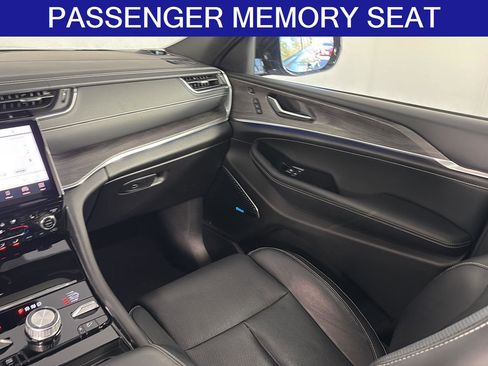 Used 2023 Jeep Grand Cherokee Overland w/ Luxury Tech Group IV image 19