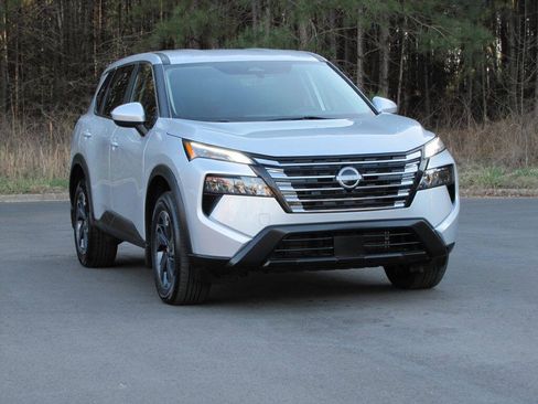 Used 2024 Nissan Rogue SV FWD image 9