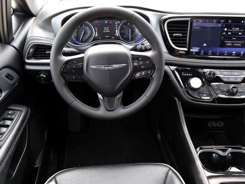 Used 2025 Chrysler Pacifica Limited FWD image 18