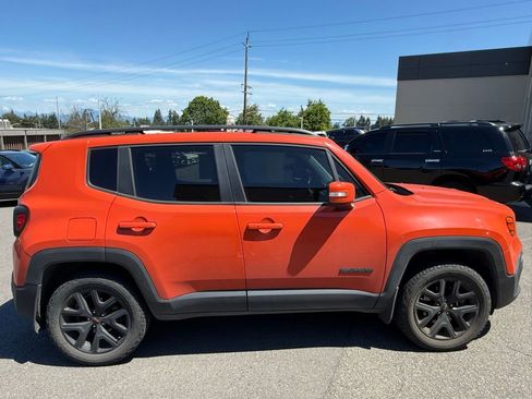 Used 2018 Jeep Renegade Altitude w/ UConnect 8.4 Nav Group AWD/4WD image 3