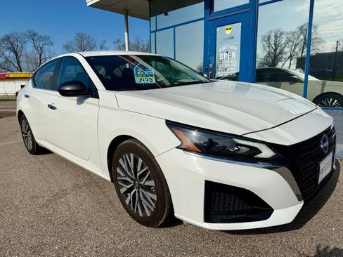 Used 2025 Nissan Altima 2.5 SV image 2