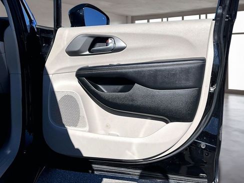 Used 2024 Chrysler Pacifica Touring-L image 28