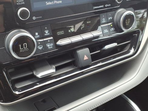 Used 2021 Toyota Highlander LE FWD image 18