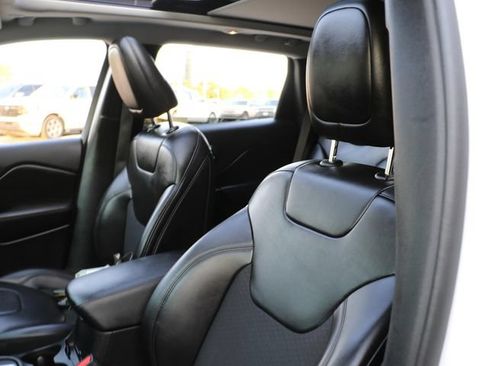 Used 2021 Jeep Cherokee Latitude Plus FWD image 20
