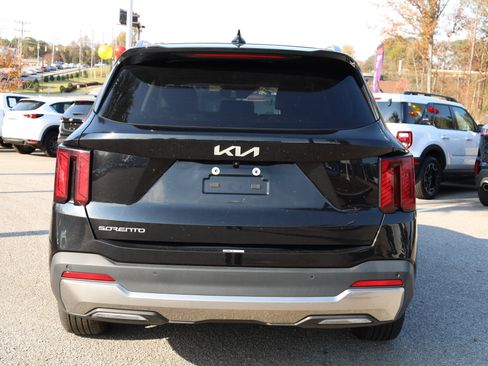 Used 2024 Kia Sorento S image 5
