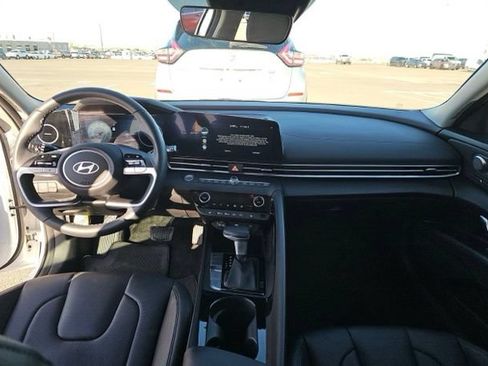 Certified 2025 Hyundai Elantra Limited FWD image 17