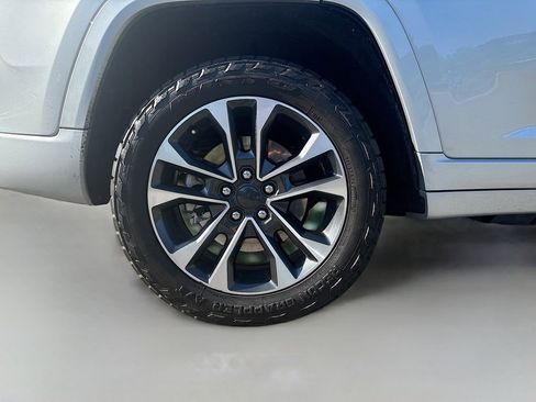 Used 2024 Jeep Grand Cherokee Overland w/ Advanced Protech Group III AWD/4WD image 14