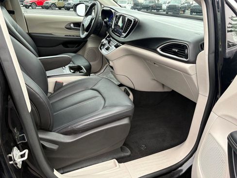 Used 2024 Chrysler Pacifica Touring-L image 10
