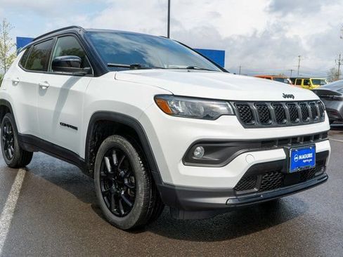 Used 2023 Jeep Compass Latitude w/ Convenience Group AWD/4WD image 4