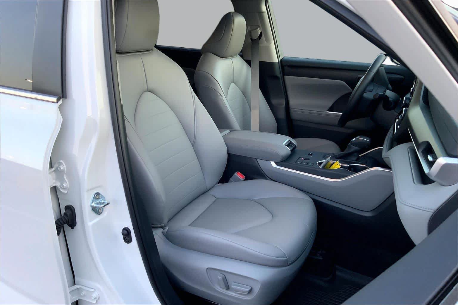 Used 2025 Toyota Highlander XLE AWD/4WD image 8