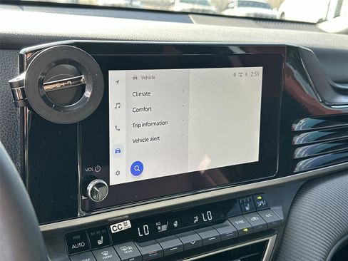 Used 2025 Toyota Camry SE w/ Convenience Package image 30