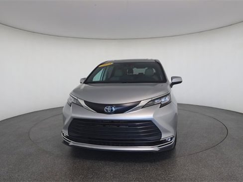 Used 2023 Toyota Sienna XLE image 32
