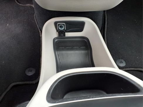 Used 2024 Chrysler Pacifica Touring-L FWD image 13