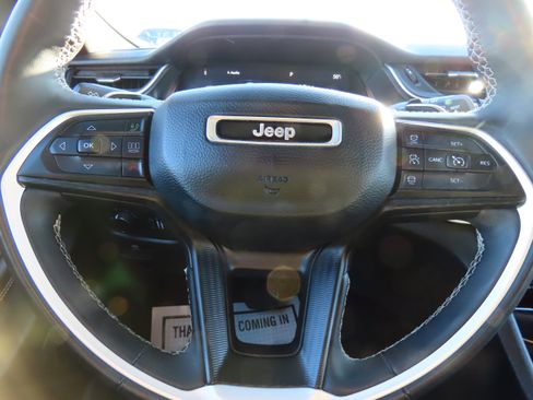 Used 2023 Jeep Grand Cherokee L Laredo image 30