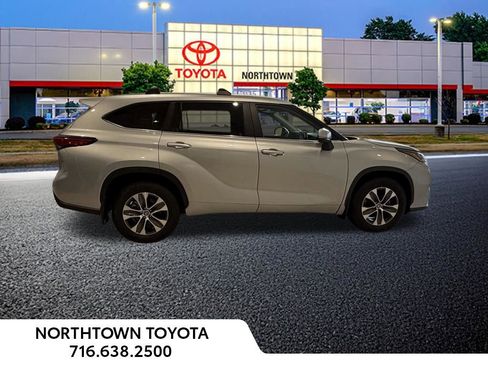 Used 2023 Toyota Highlander XLE image 11