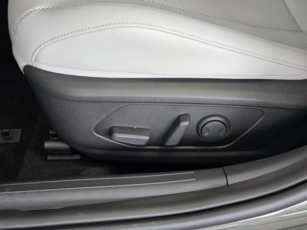 New 2026 Hyundai Elantra Limited FWD image 18