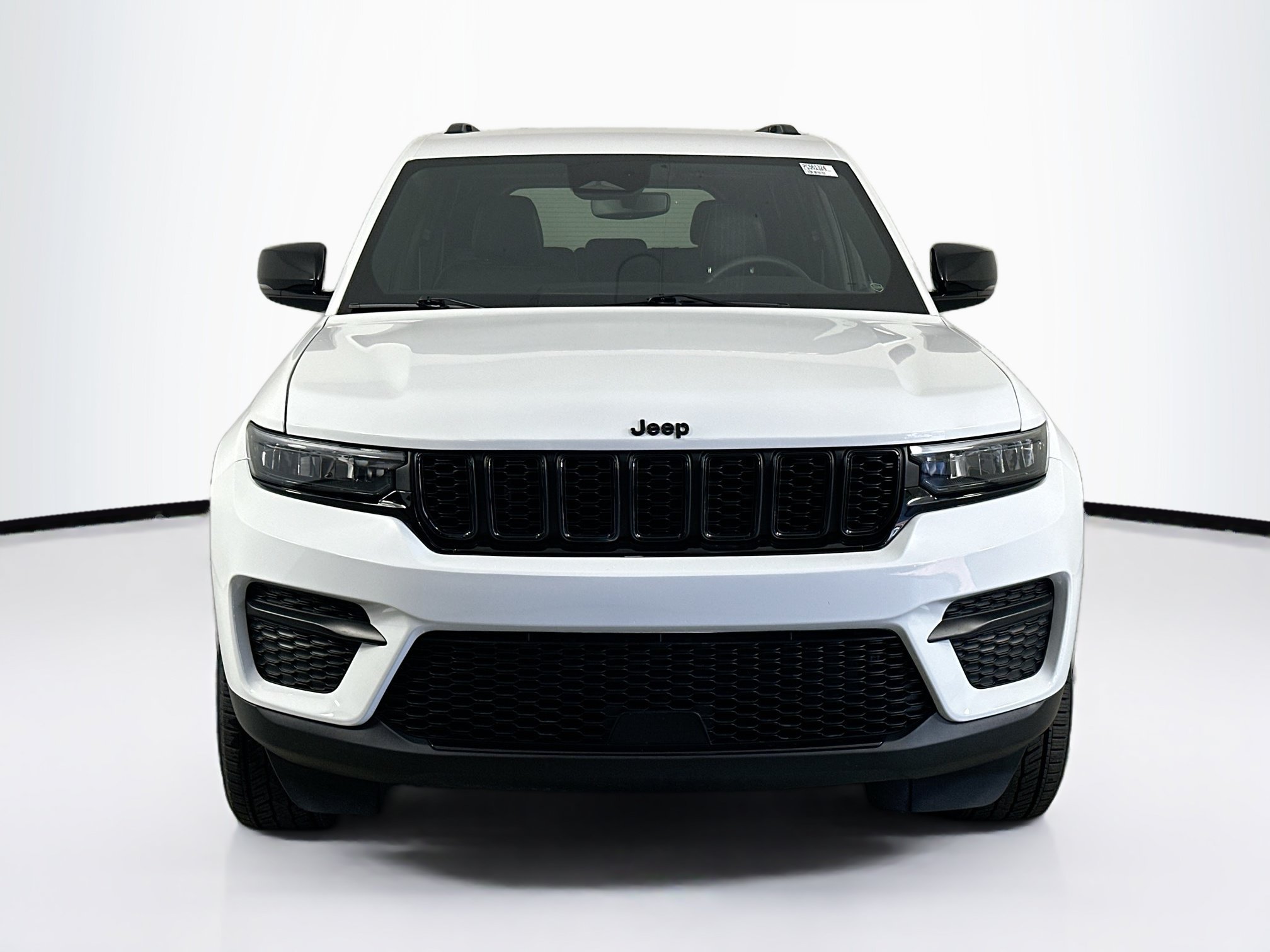 Used 2023 Jeep Grand Cherokee Altitude AWD/4WD image 2