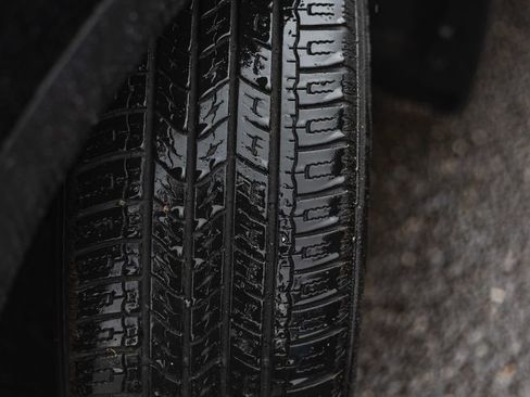 Used 2023 Toyota Highlander XLE image 5