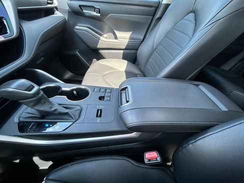 Used 2024 Toyota Highlander XLE FWD image 27