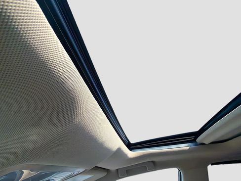 Used 2019 Toyota Highlander SE image 23