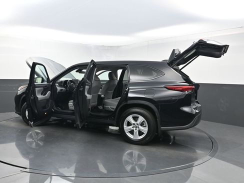 Used 2023 Toyota Highlander LE image 36