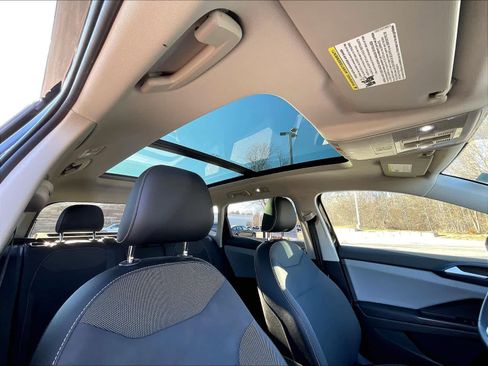 Used 2022 Volkswagen Taos SE w/ Panoramic Sunroof Package image 23