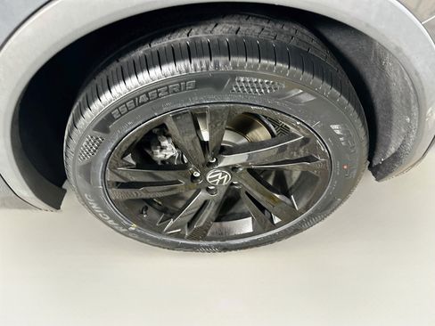 Used 2023 Volkswagen Tiguan SE R-Line FWD image 11