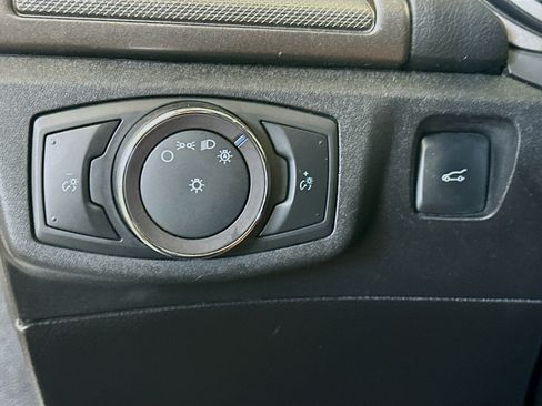 Used 2019 Ford Fusion SE FWD image 17
