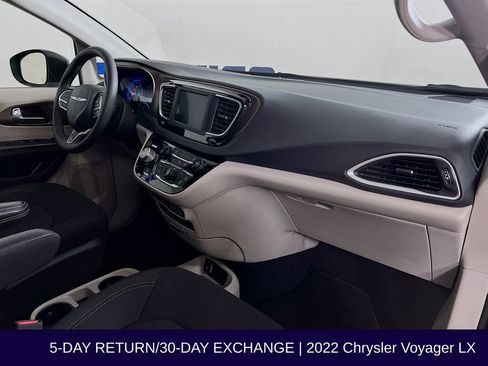 Used 2022 Chrysler Voyager LX image 33