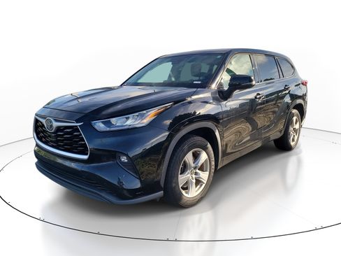 Used 2020 Toyota Highlander LE FWD image 3