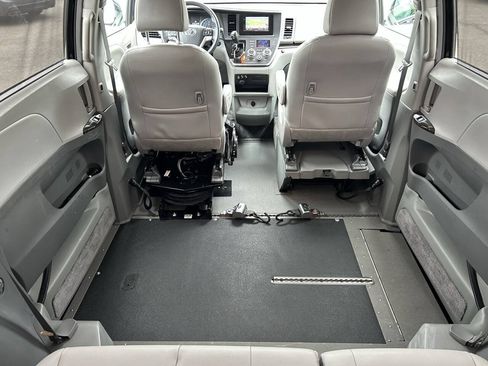 Used 2017 Toyota Sienna XLE FWD image 12