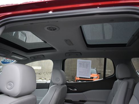 Used 2023 GMC Acadia SLT w/ Technology Package image 18