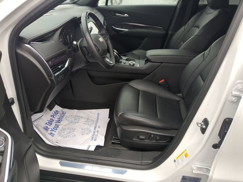 Certified 2022 Cadillac XT4 Luxury w/ Cold Weather Package AWD/4WD image 17