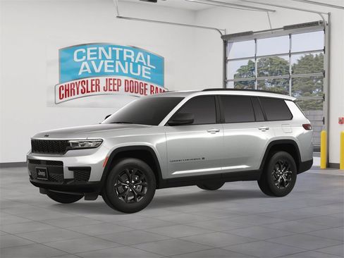 Used 2025 Jeep Grand Cherokee L Altitude image 2