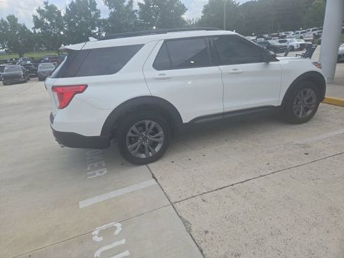 Used 2024 Ford Explorer XLT w/ Equipment Group 202A AWD/4WD image 19