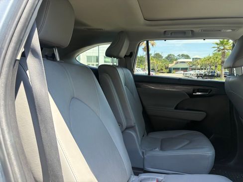 Used 2023 Toyota Highlander Platinum FWD image 10