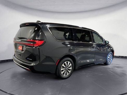 Used 2023 Chrysler Pacifica Touring-L FWD image 8