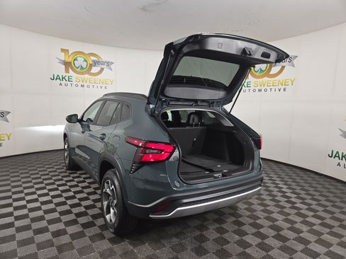 Certified 2025 Chevrolet Trax LT FWD image 30