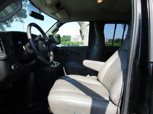 Used 2018 Chevrolet Express 2500 LS RWD image 10