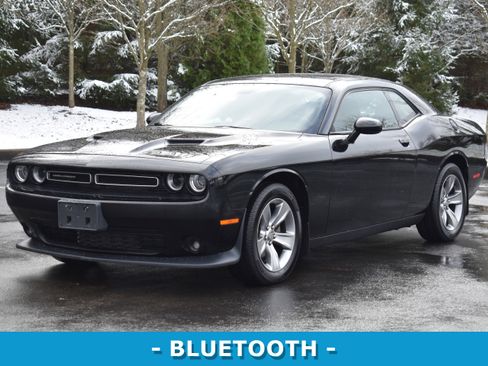 Used 2015 Dodge Challenger SXT image 3