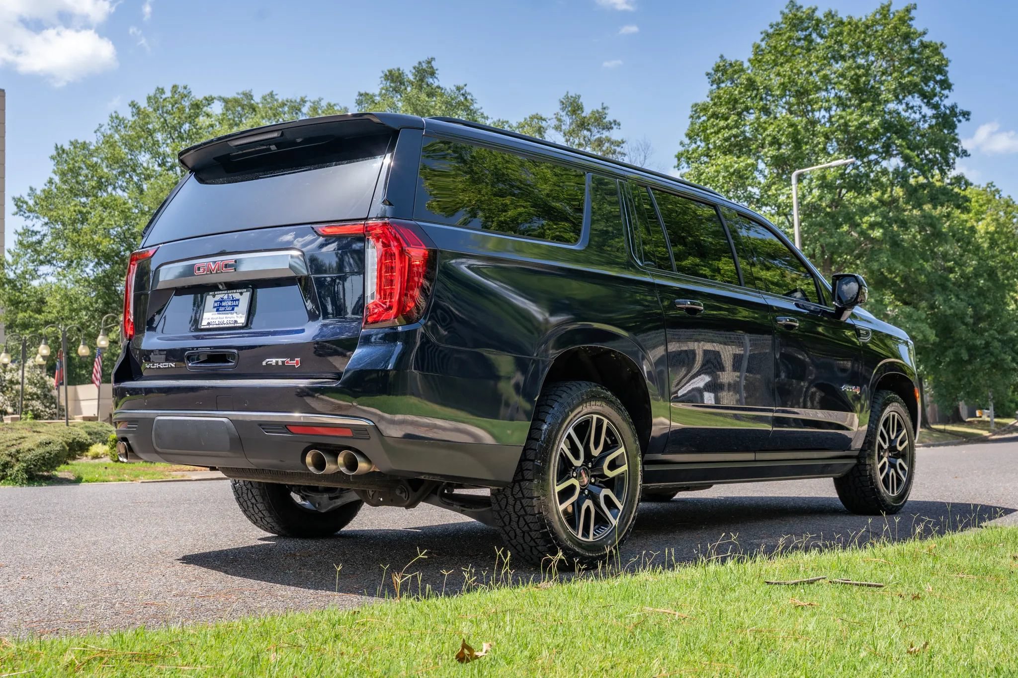 Used 2023 GMC Yukon XL AT4 w/ AT4 Premium Package AWD/4WD image 5