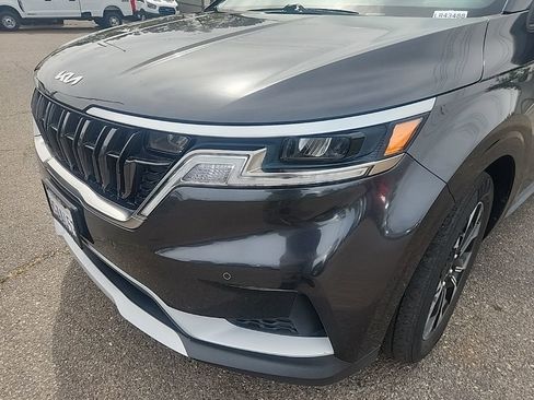 Used 2023 Kia Carnival EX image 5