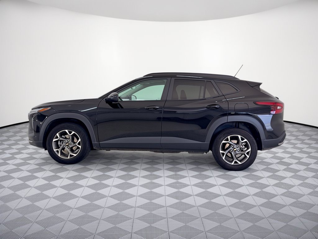 Used 2025 Chevrolet Trax LT w/ LT Convenience Package FWD image 2