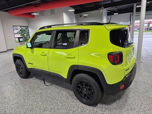 Used 2018 Jeep Renegade Altitude AWD/4WD image 3