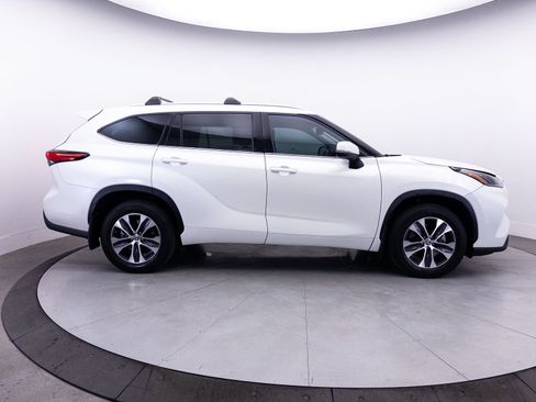 Used 2021 Toyota Highlander XLE AWD/4WD image 46