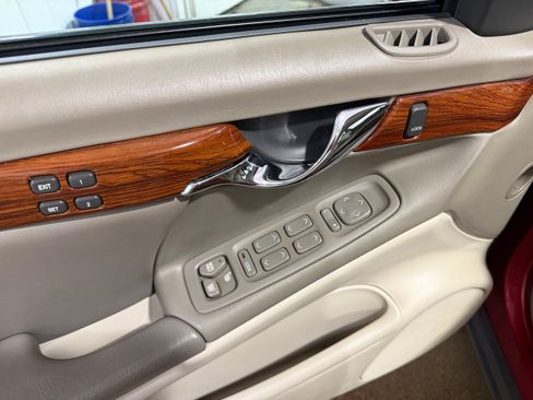 Used 2001 Cadillac De Ville w/ Comfort/Convenience Pkg FWD image 9