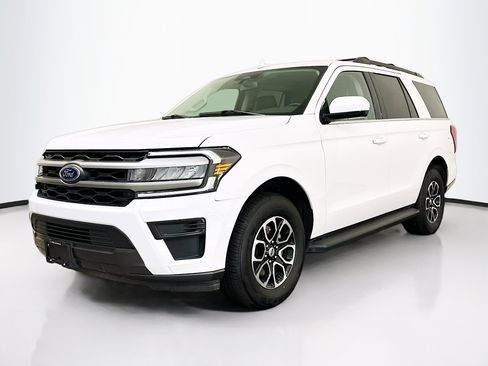 Used 2024 Ford Expedition XLT image 3
