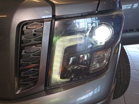 Used 2019 Nissan Titan SV w/ SV Convenience Package image 27