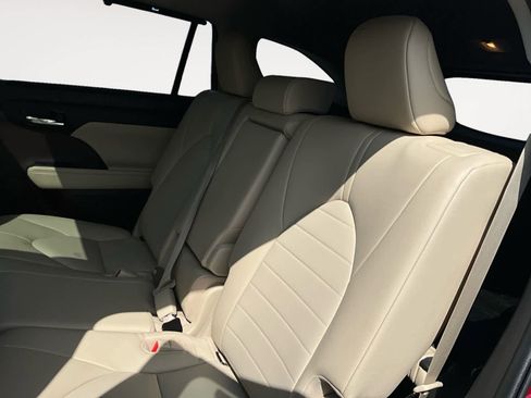 Used 2022 Toyota Highlander XLE image 15