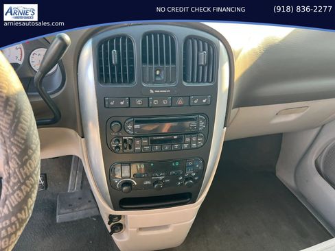 Used 2006 Chrysler Town & Country Touring w/ Leather Interior Group FWD image 6